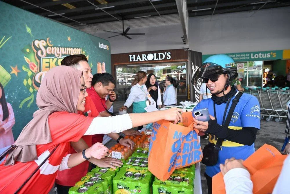 Wakil The Coca-Cola Company di Malaysia mengagihkan bakul makanan kepada komuniti memerlukan sempena inisiatif Ramadan bagi membantu meringankan beban golongan memerlukan di beberapa lokasi di seluruh negara.