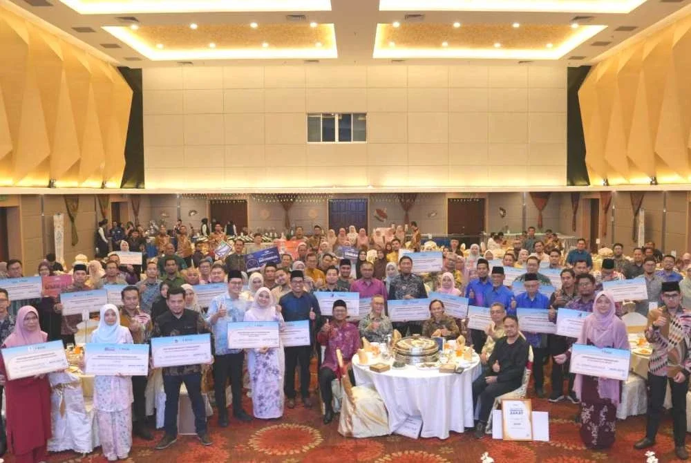 Antara yang hadir sempena Majlis Penyerahan Zakat Korporat Tahun 2026 di Kuala Terengganu pada Khamis.