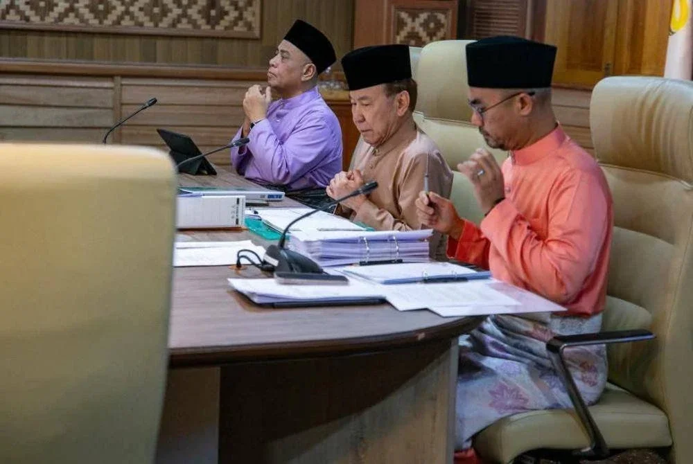 Mohd Annuar (tengah) ketika mempengerusikan Persidangan MAIPk kali ke-235 di Kompleks Islam Darul Ridzuan di sini pada Jumaat.