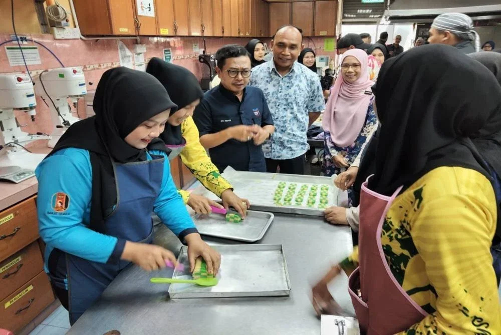 Mohd Nizar (tiga kiri) melihat peserta yang
mengikuti Kursus Masakan Kuih Raya bagi ahli BAKAT Kolej Tentera Udara di Kolej Komuniti Bandar Darulaman, Jitra baru-baru ini.