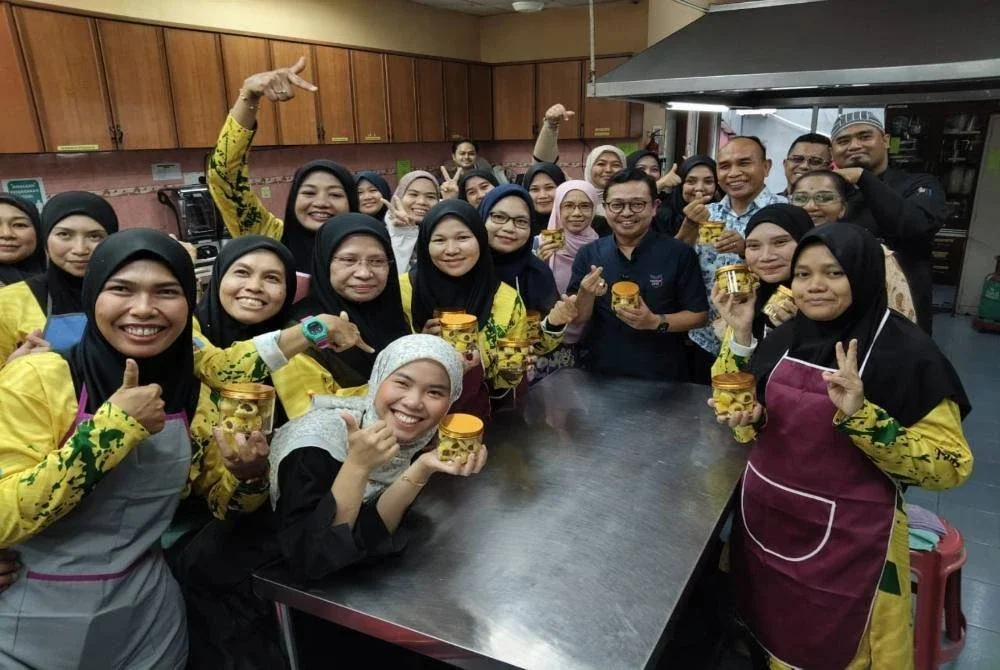 Mohd Nizar (empat kanan) bersama peserta yang
mengikuti Kursus Masakan Kuih Raya bagi ahli BAKAT Kolej Tentera Udara di Kolej Komuniti Bandar Darulaman, Jitra baru-baru ini.