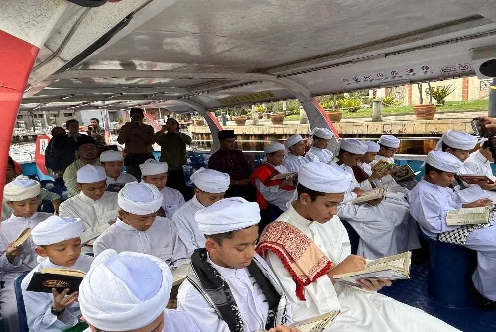 Peserta menikmati keindahan Sungai Melaka sambil membaca al-Quran sempena program Khatam Al-Quran diadakan pada Khamis.Foto: Sinar.
