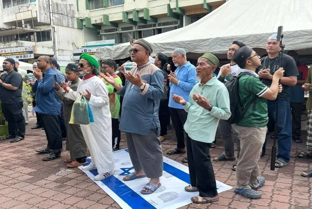 Peserta solidariti turut mengaminkan doa untuk kemenangan umat Islam. Foto:ADILA SHARINNI WAHID