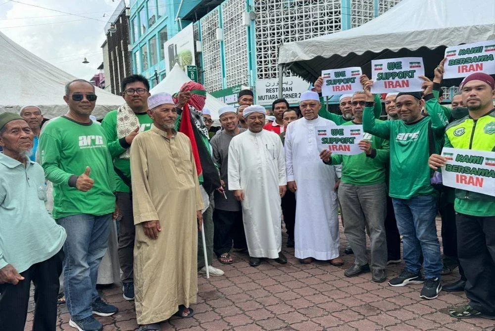 Mohd Nassuruddin (tengah) yang bersama peserta solidariti terhadap Palestin dan Iran. Foto:ADILA SHARINNI WAHID