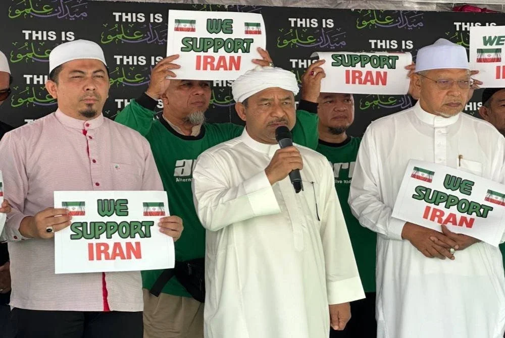 Mohd Nassuruddin (tengah) yang berucap pada himpunan solidariti di Kota Bharu. Foto:ADILA SHARINNI WAHID