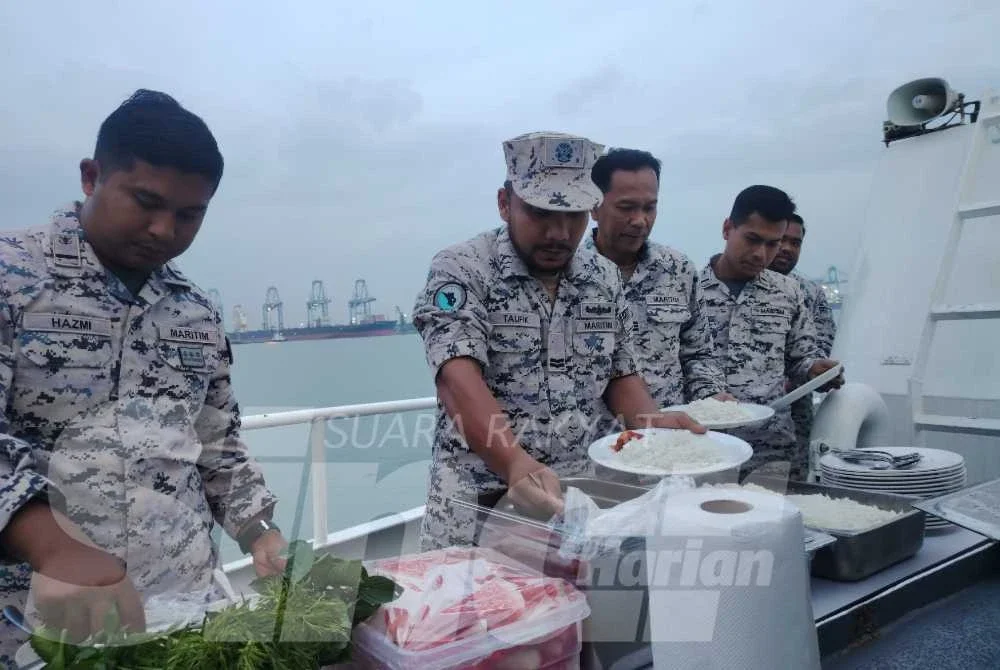 Petugas KM Bagan Datuk berbuka puasa bersama ibarat sebuah keluarga biarpun mendepani tugas sebagai pasukan penguat kuasa.