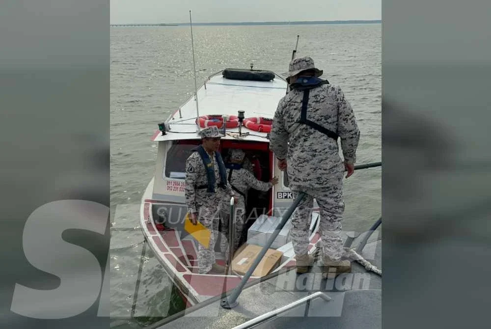 Anggota Maritim Malaysia melaksanakan pemeriksaan menerusi Op Khas Pagar Laut.