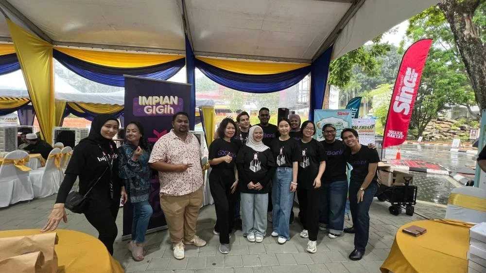 Kakitangan Sinar Harian bergambar bersama GXBank dan pelajar yang terlibat selepas selesai program pada Khamis.