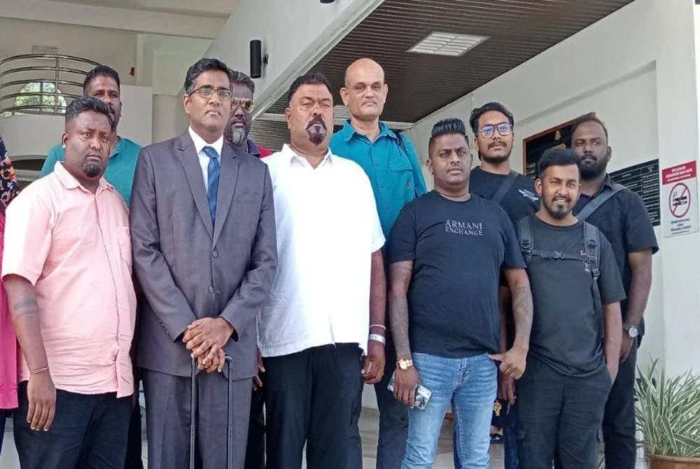 Rajesh (dua dari kiri) bersama pihak pengurusan Kuil Sri Uchimalai Muniswaran di Taman Rawang Perdana hadir ke Mahkamah Majistret Selayang pada Jumaat.