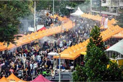 Bazar Ramadan di negara ini tidak pernah menjadi ruang eksklusif kepada satu kaum sahaja. Orang Melayu, Cina, India dan pelbagai komuniti lain turun menikmati suasana sama. Foto fail Bernama