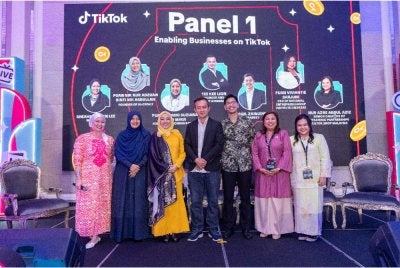 Dayang Suziana (tiga dari kiri) menjadi panel pada perbincangan bertajuk 'Pemerkasaan perniagaan melalui TikTok' yang dihoskan oleh Sheahnee Iman Lee (kiri) pada pelancaran Laporan Impak Sosioekonomi TikTok Malaysia 2025 di Kuala Lumpur.
