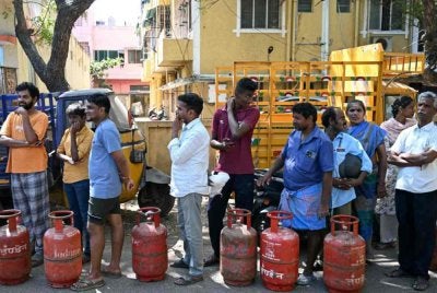 Pengguna terpaksa beratur panjang untuk membeli silinder LPG bagi kegunaan domestik setelah pemerintah mengarahkan kawalan lebih ketat terhadap gas asli dan gas memasak.