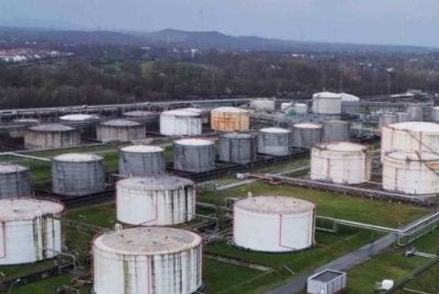 Negara-negara anggota IEA memiliki lebih daripada 1.2 bilion tong stok minyak kecemasan selain 600 juta tong stok industri lagi disimpan di bawah kewajipan kerajaan. Foto Agensi