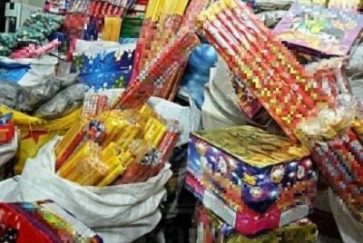 Penjualan mercun secara terbuka mencerminkan ketidakpatuhan kepada undang-undang. Gambar hiasan 