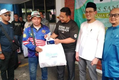 Majlis menghimpunkan kira-kira 100 pekerja pembersihan termasuk pemandu lori dan gelindan yang diraikan melalui pemberian sumbangan sempena Ramadan.