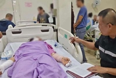Janyaporn dan anak perempuannya mengalami kecederaan akibat tikaman dan dibawa ke Hospital Sichon.