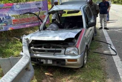 Keadaan kereta dipandu mangsa selepas terlibat dalam kemalangan dengan sebuah bas ekspres di Jalan Lipis-Merapoh pada Khamis.