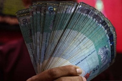 Ringgit dibuka tinggi berbanding sekumpulan mata wang utama tetapi rendah berbanding dolar AS pada Jumaat.