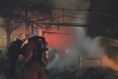 Anggota bomba menjalankan operasi pemadaman bagi memastikan api tidak merebak ke kawasan berhampiran.