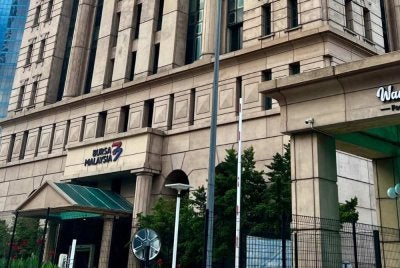 Pada 9.05 pagi, FTSE Bursa Malaysia KLCI (FBM KLCI) merosot 10.82 mata atau 0.63 peratus kepada 1,700.19 daripada 1,711.01 pada Khamis.