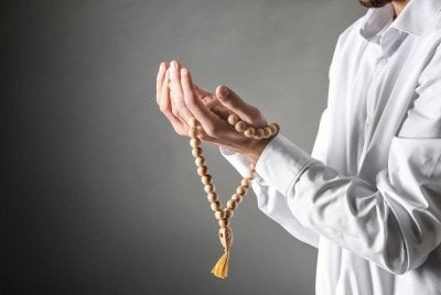 ANTARA adab berdoa termasuklah menyatakan kelemahan diri sebagaimana diungkapkan Nabi Zakaria AS. Foto Canva