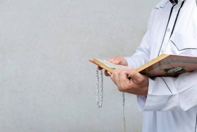 SELAIN membaca al-Quran, hak-hak lain seperti yakini isi kandungannya, tadabur dan mengamalkannya juga perlu dilaksanakan umat Islam. Foto Canva