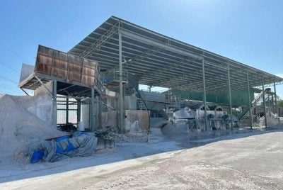 Serbuan di sebuah kilang di Tanjung Rambutan itu membawa kepada penahanan enam individu termasuk seorang lelaki tempatan yang dipercayai pengarah syarikat.
