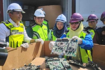 Anis Rizana (kanan) menunjukkan sisa elektronik yang ditemui dalam kontena yang ditahan di Pelabuhan Klang.