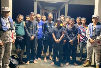 Kru yang berjaya diselamatkan selepas bot dinaiki karam di perairan berhampiran Pulau Seri Buat, Mersing. Foto Maritim Malaysia