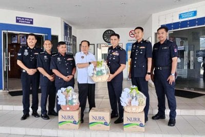 Ahmad (empat dari kiri) menyerahkan sumbangan sempena ziarah Ramadan di Ibu Pejabat Polis Daerah Pontian.