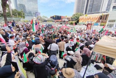 Suasana di sekitar Menara Tabung Haji, Jalan Tun Razak di sini mula dipenuhi peserta yang hadir bagi menyertai Perhimpunan Hari Al-Quds Sedunia 2026 pada Jumaat.