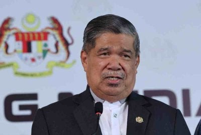 Mohamad ketika sidang media selepas Mesyuarat Kabinet Khas di Menara Komunikasi, pada Jumaat. Foto Bernama