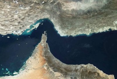 Selat Hormuz, yang dikenali sebagai koridor tenaga terpenting di dunia, terletak di antara Iran dan Oman, menghubungkan Teluk Parsi dengan Teluk Oman dan Laut Arab.