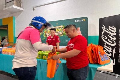 Wakil The Coca-Cola Company di Malaysia mengagihkan bakul makanan kepada penghantar makanan sebagai tanda penghargaan atas sumbangan mereka kepada masyarakat sempena inisiatif Ramadan syarikat itu.