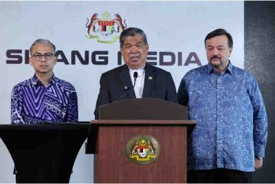 Mohamad (tengah) ketika sidang media selepas Mesyuarat Kabinet Khas di Menara Komunikasi, pada Jumaat. Turut kelihatan, Menteri Komunikasi merangkap Jurucakap Kerajaan Perpaduan, Datuk Fahmi Fadzil (kiri) dan Menteri Kewangan II, Datuk Seri Amir Hamzah Azizan (kanan). Foto Bernama