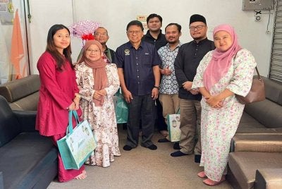Asmuni (tengah) bersama-sama wakil media selepas menyerahkan hamper Aidilfitri di Wisma Amanah Negeri Perak di sini pada Jumaat.