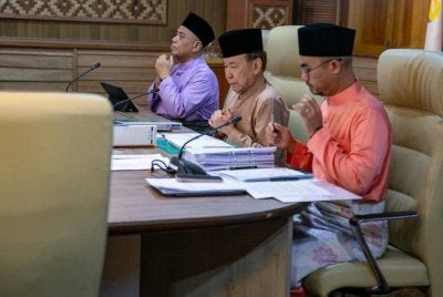 Mohd Annuar (tengah) ketika mempengerusikan Persidangan MAIPk kali ke-235 di Kompleks Islam Darul Ridzuan di sini pada Jumaat.