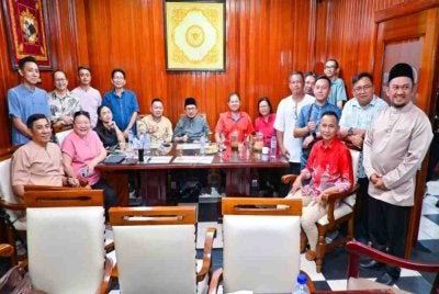 Matbali (tengah) bersama pengamal media pada majlis berbuka puasa di Kota Kinabalu.