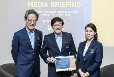 Dari kiri, bekas Presiden REHDA, Datuk N K Tong; Hon Sang dan Timbalan Setiausaha Agung REHDA, Carrie Fong Kah Wai menunjukkan laporan Tinjauan Industri Hartanah Separuh Kedua 2025 serta Prospek Pasaran 2026.