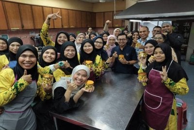 Mohd Nizar (empat kanan) bersama peserta yang
mengikuti Kursus Masakan Kuih Raya bagi ahli BAKAT Kolej Tentera Udara di Kolej Komuniti Bandar Darulaman, Jitra baru-baru ini.