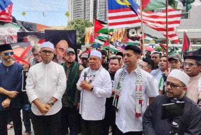 Mohamad Sabu (tengah) ketika berucap pada Perhimpunan Hari Al‑Quds Sedunia 2026 di perkarangan Menara Tabung Haji, Jalan Tun Razak, Kuala Lumpur pada Jumaat.