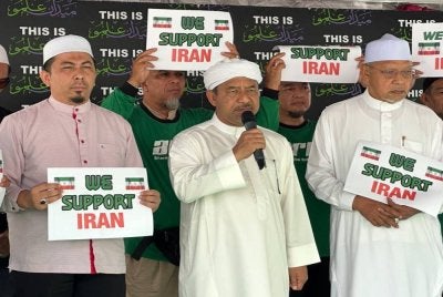Mohd Nassuruddin (tengah) yang berucap pada himpunan solidariti di Kota Bharu. Foto:ADILA SHARINNI WAHID