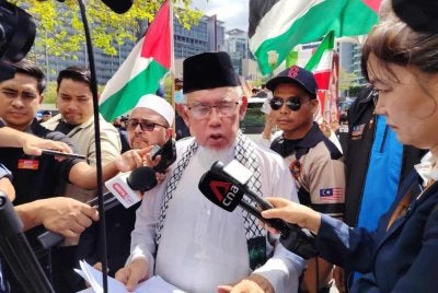 Mohd Azmi bercakap kepada pemberita ketika perhimpunan menyerahkan memorandum kepada Kedutaan Amerika Syarikat di Kuala Lumpur.
