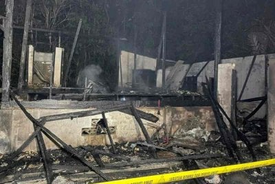 Rumah yang didiami lapan beranak terbakar sepenuhnya dalam kejadian di Kampung Paloh Hilir dekat Tendong, Pasir Mas malam tadi.
