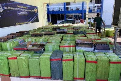 Rokok seludup yang berbalut guni dirampas polis dalam satu operasi di Jalan Kuala Krai–Gua Musang, Kuala Krai pada 10 Mac lalu. Foto PDRM