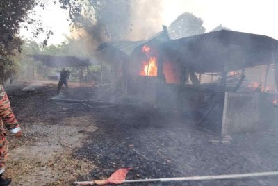 Seorang lelaki maut dalam kebakaran stor penyimpanan khemah di Kampung Pelubang, Jitra pada Jumaat. Foto Bomba