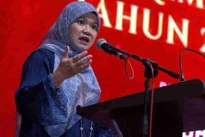 Fadhlina berucap pada Majlis Berbuka Puasa Ihya Ramadan Kementerian Pendidikan Tahun 2026 di Bukit Mertajam hari ini. Foto Bernama