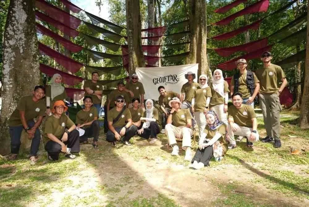 Ahli GEO yang bertanggungjawab menjayakan majlis berbuka puasa di dalam hutan.