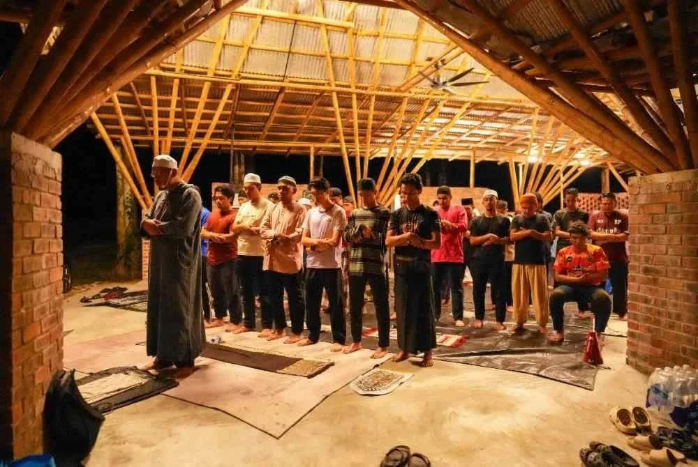 Peserta GEO Iftar menunaikan solat berjemaah di Forest 8 Senses Campsite, Tanjung Malim, Perak.