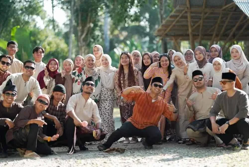 Peserta sporting memakai baju raya.